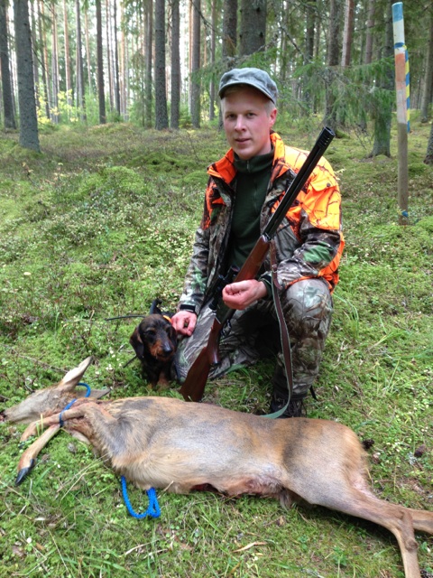 Kristoffer Larsson med ett fällt rådjur och en hes hund. Foto: Privat