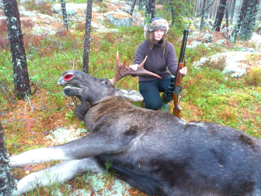 Matilda Allansson med sin första älg. Foto:privat