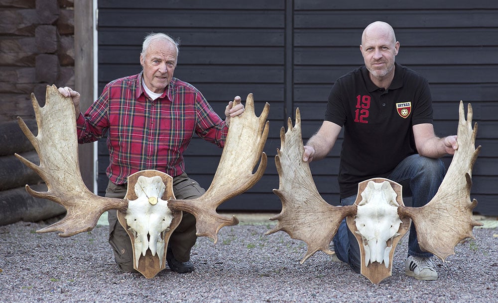 Två generationer – två guldtroféer. Hans Åström och Jon Åström fällde sina guldtjurar med ett par års mellanrum i Munkflohögens viltvårdsområde i Jämtland. Foto: Peter Segemark/Nordiska museet