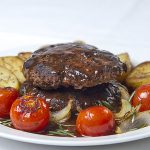 Färsbiffar med stekta tomater. Foto: Lena Runer