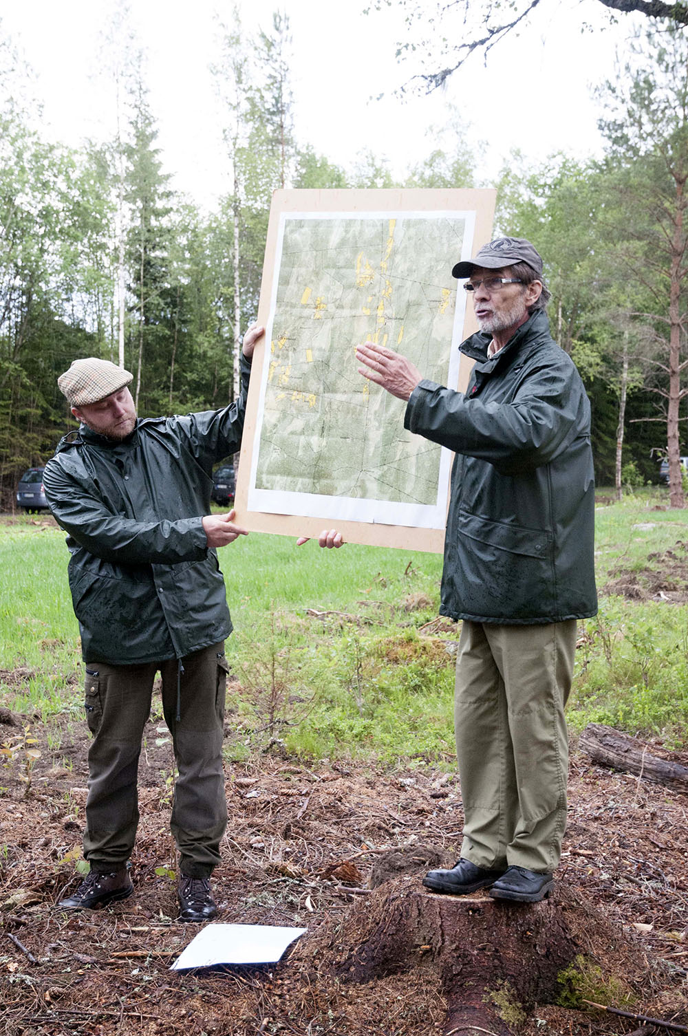 Jägareförbundarna Elias Turesson och Stig Johansson pratar om landskapets omdaning, om vilka väldiga arealer betes- och ängsmark som ersatts av tätväxande gran. Foto: Jan Henricson