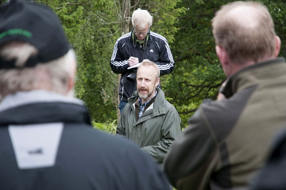Lars Petersson hälsade välkommen och berättade om projektet Viltfoder i samverkan som bland annat innebär att jägarna planterat 45 000 tallplantor. Foto: Jan Henricson