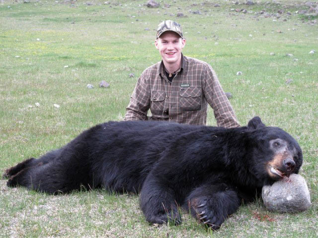 Viktor Åkerlund och den svartbjörnhane han fällde i British Columbia i våras. Foto: Privat