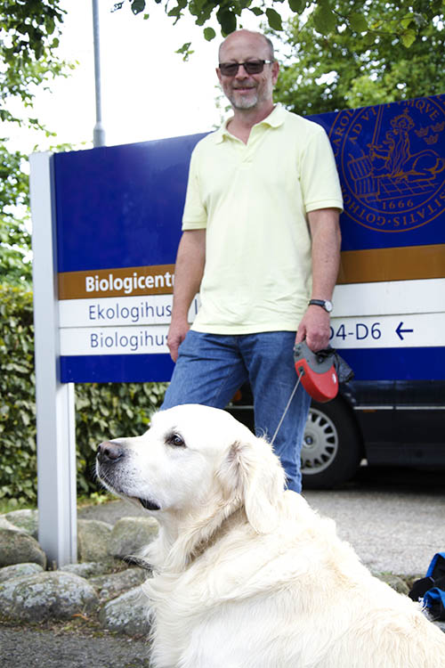 Professor Ronald Kröger, Lund och hans hund Kevin som startade funderingarna kring hundens nos som möjlig värmesensor. Foto: Marie Gadolin