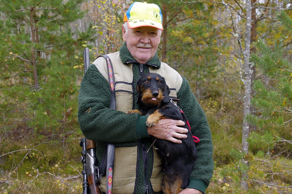 Henry Hallberg är i allra högsta grad aktiv tillsammans med sina taxar, åldern till trots. Foto: Rolf Zetterberg