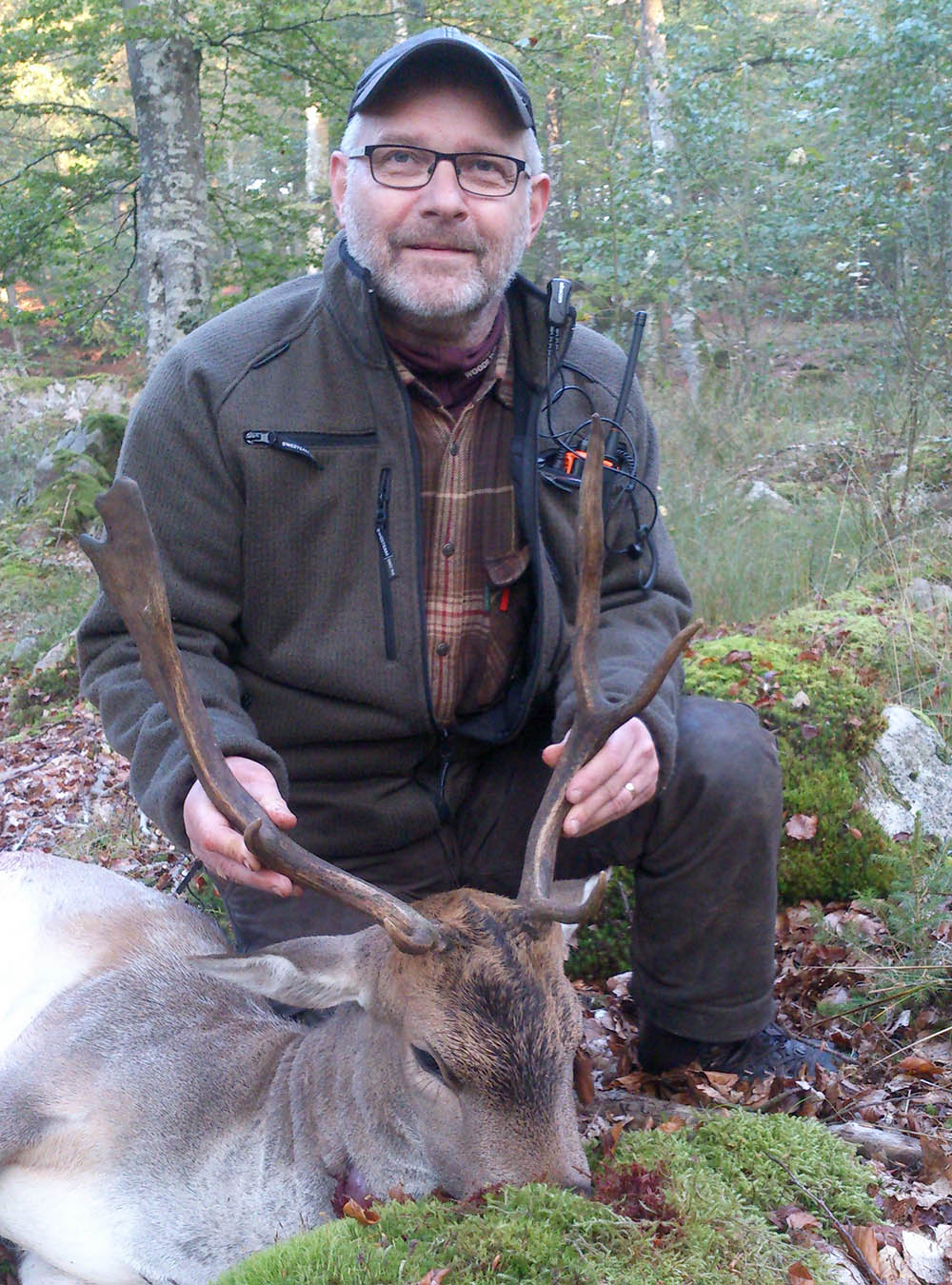 Lars Fagner med den skjutna hjorten. Foto: Privat