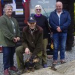 Provvinnare NJ(d)Ch Akki's RY Zamba med ägaren Randi Stadshaug och föraren Anton Stadshaug flankerade av provledaren Eva Moen och terrängansvarige Olav Gjerstad. Foto: Anne Igsi