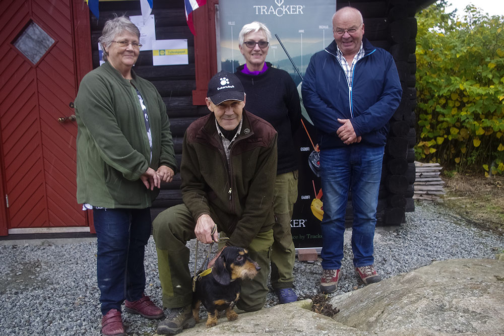 Provvinnare NJ(d)Ch Akki's RY Zamba med ägaren Randi Stadshaug och föraren Anton Stadshaug flankerade av provledaren Eva Moen och terrängansvarige Olav Gjerstad. Foto: Anne Igsi