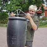 Anders Hedström med en svinsäker foderautomat. Foto: Bernt Karlsson