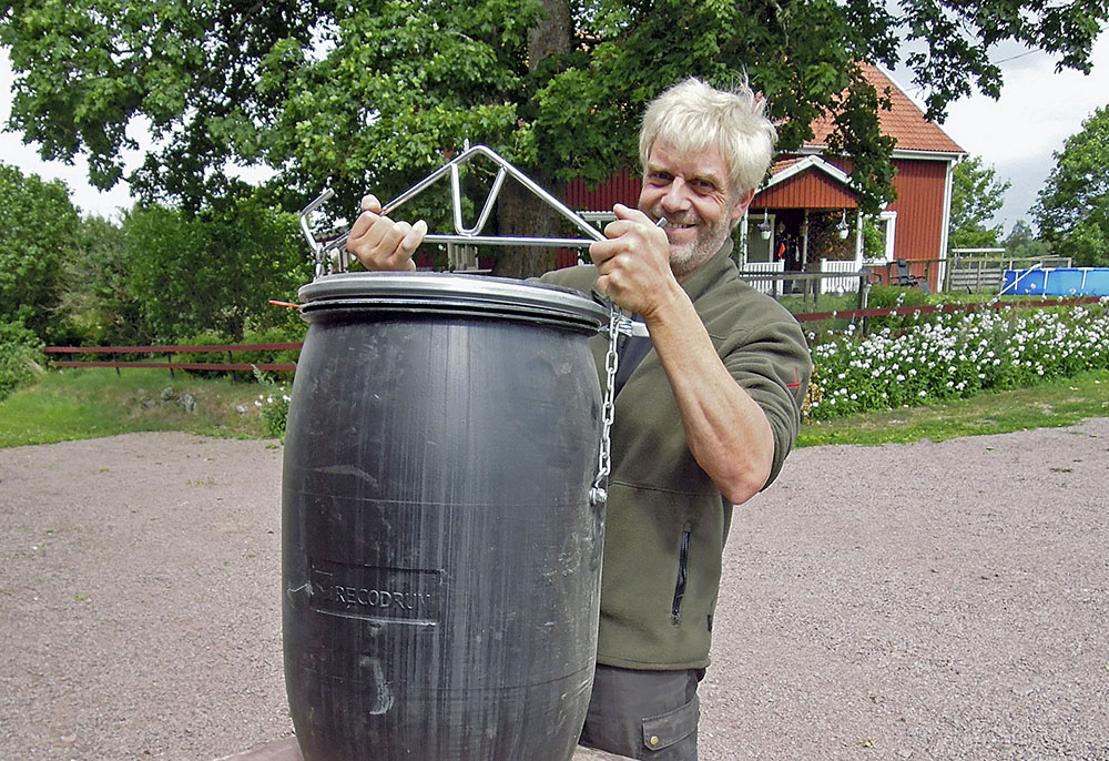 Anders Hedström med en svinsäker foderautomat. Foto: Bernt Karlsson