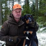 Peter Ledin med sin smålandsstövare Temsgårdens Rista. Peter är ansvarig för Jägareförbundets nationella hundgrupp, en grupp som nu har en rad viktiga frågor att ta tag i inför framtiden. Foto: Lars-Henrik Andersson