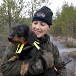 Maria Nordström på rådjursjakt med sin egenuppfödda strävhårstax, Ubsola Agda. Foto: Barbro Zetterberg