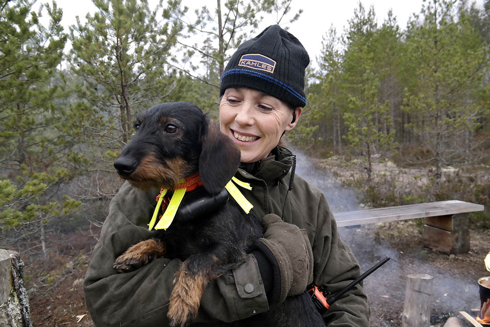Maria Nordström på rådjursjakt med sin egenuppfödda strävhårstax, Ubsola Agda. Foto: Barbro Zetterberg