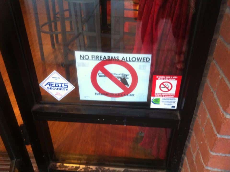 Med USA:s liberala vapenlagstiftning finns det anledning för myndigheterna att påpeka att vapen inte får tas med överallt, exempelvis in i offentliga byggnader. Foto: Jan Henricson
