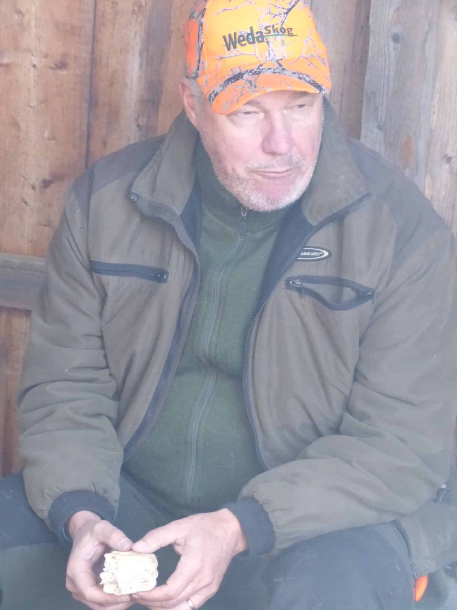 En trött Kenneth Persson, ordförande i Östersund/Bräcke jaktvårdskrets, har matpaus. Foto: Per "Rävper" Andersson