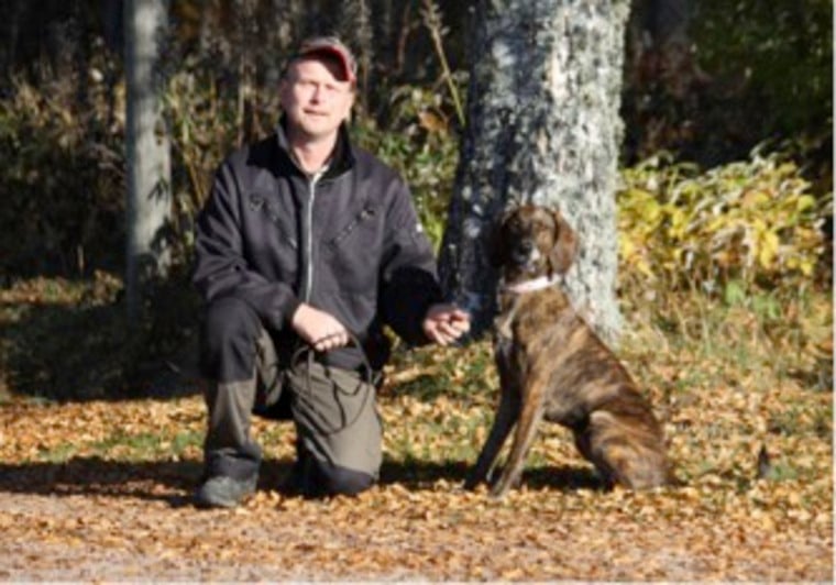 Efter godkänt spårprov med björndel i Torntorp, Värmland. Ägare/förare Mikael Edvardsson med plotthunden SEV(björn)CH Kolmarkens Sally ”Tora”.