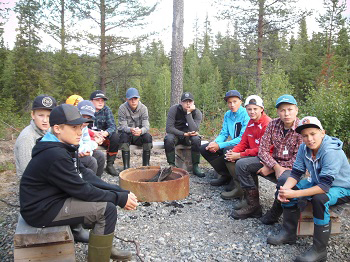 Ungdomarna samlade för genomgång. Foto: Alf-Göte Hjelm