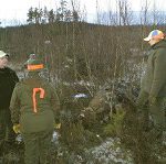 Jakttjejerna lägger upp strategin för hur älgen ska dras ur skogen.