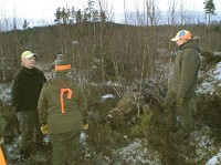 Jakttjejerna lägger upp strategin för hur älgen ska dras ur skogen.