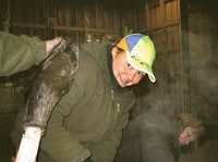 Suzanne Torbjörnsson glad åt sitt fällda vilt