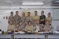 Jägarskolans kursdeltagare i Afghanistan 2008. Stående: Fredrik Andersson kursledare, Mattias Brand, Tomas Ulrich, Kent Andersson kursledare, Björn Morén, Jacob  Eriksson, Erik Kassermo. Sittande: Madeleine Jufors, Camilla Ednersson, Eva Helmerud, Lars Be