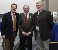 Från vänster: Nye ordföranden Torbjörn Larsson, avgående Sten Unnerstedt och den gästande riksordförande Torsten Mörner.