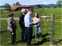 Catarina Segersten Larsson, Jan-Evert Rådhström, Bengt-Anders Johansson och Anna-Kari Lewin vid fårhagen. Foto: Lennart Johanesson
