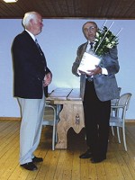 Ordförande Ingvar Gabrielsson, till vänster, fick ta emot gratulationer vid kvällens festmiddag. Här från kollegan Ingemar Hjalmarsson i Jägareförbundet Skaraborg. Foto: Yvonne Andersson