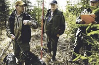 Tre jägare räknar spillning på Laxå jaktvårdskrets marker.