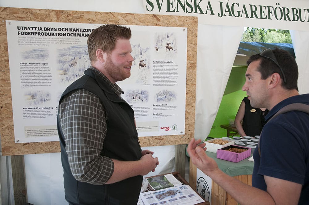 Att Elmia Wood är en internationell mässa märktes även i Jägareförbundets monter. Här utbyter Bert Klein från Nya Zeeland jaktliga erfarenheter med jaktvårdskonsulent Daniel Söderberg, till vänster. Foto: Jan Henricson