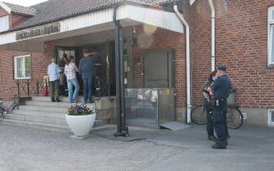 Ordningsvakter och polis på ett vargmöte i Undenäs på onsdagkvällen. Det verkade som att också polisen var tveksamma till sin närvaro för när Svensk Jakts utsände lyfte kameran skylde sig en av dem bakom sin kollega. Foto: Jan Henricson