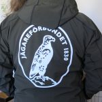 Instruktörerna i Västra Götaland bär nu jackor med Jägareförbundets logga för att visa varifrån de kommer. Foto: Hanna Ståhl