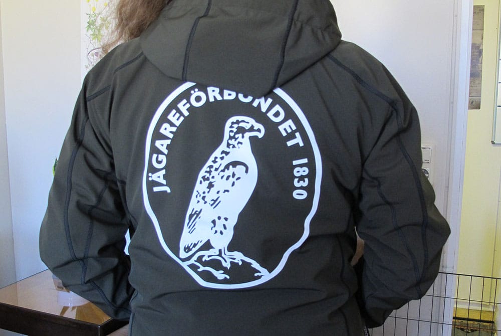 Instruktörerna i Västra Götaland bär nu jackor med Jägareförbundets logga för att visa varifrån de kommer. Foto: Hanna Ståhl