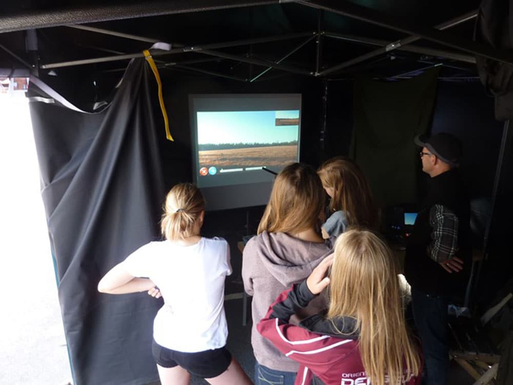 De yngre förmågorna provar på att skjuta på björnar, älgar, vildsvin, änder och ripor på skyttesimulator. Foto: Björn Sundgren