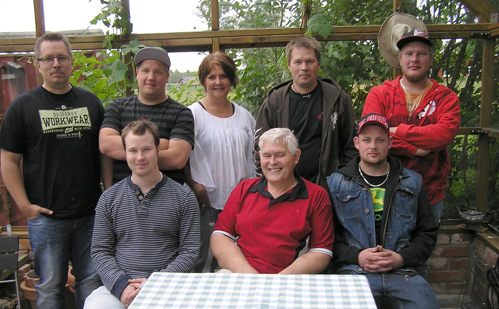 Gruppen som tagit jägarexamen i Tidaholm vid en återträff tillsammans med provledaren för skjutproven Håkan Fransson i mitten längst fram. Bakre raden från vänster: Janne Räisinen, Johannes Kling, Maria Strand, Petri Niiska, Tim Åkerwall. Nedre raden från vänster: Tommy Sisu, Håkan Fransson och Nicklas Eriksson. Foto: Privat