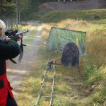 Susanne Königsson skjuter på anfallande björn. Foto: Mikael Backman